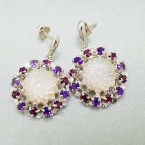 Zilveren oorbellen met parelmoer bloemen