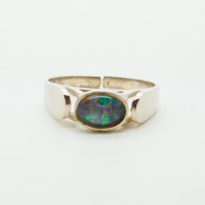 Een vintage zilveren ring met opaal