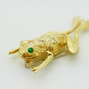 Geelgouden kikkerbroche met smaragd en diamant
