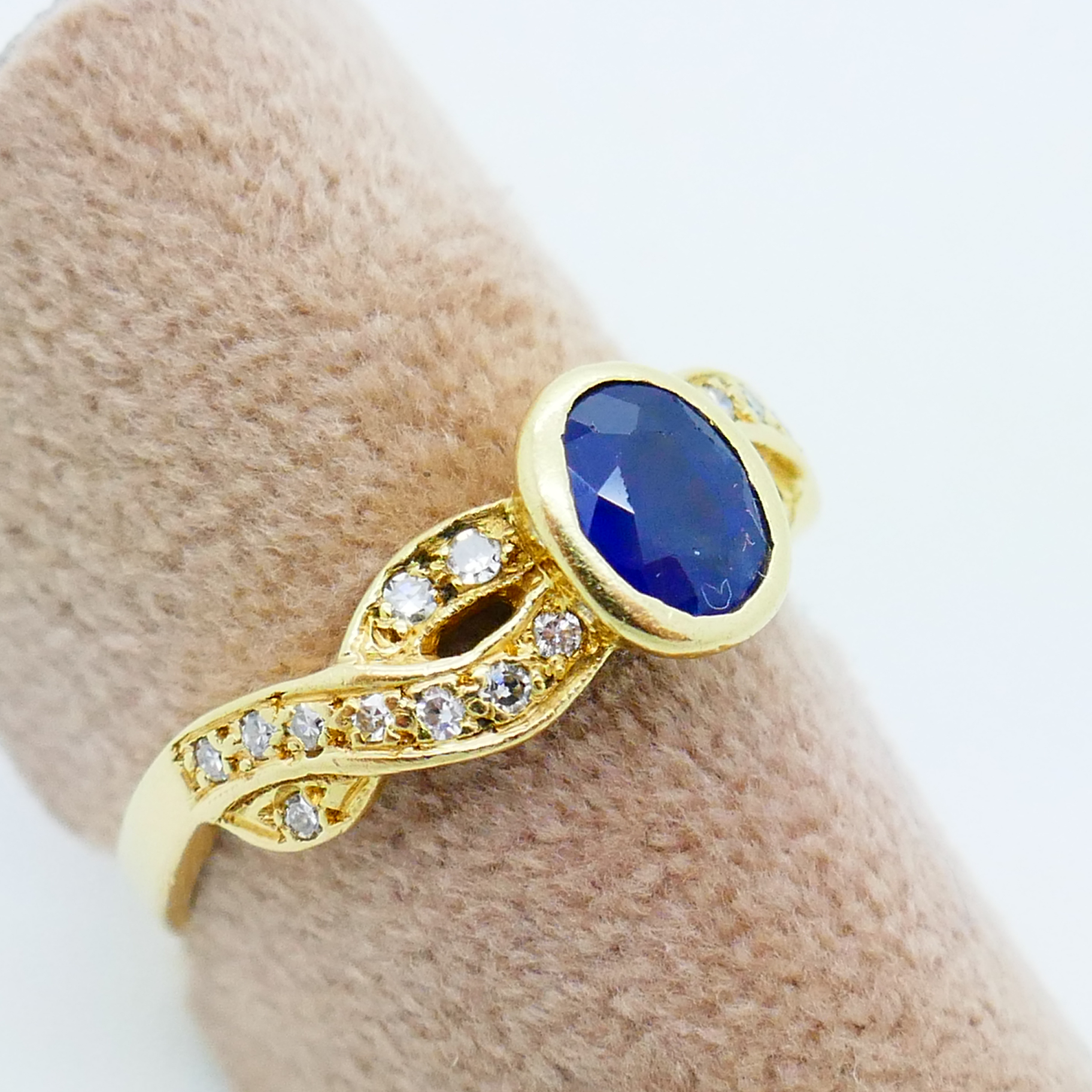 18kt Geelgouden ring met saffier en diamanten - Afbeelding 6