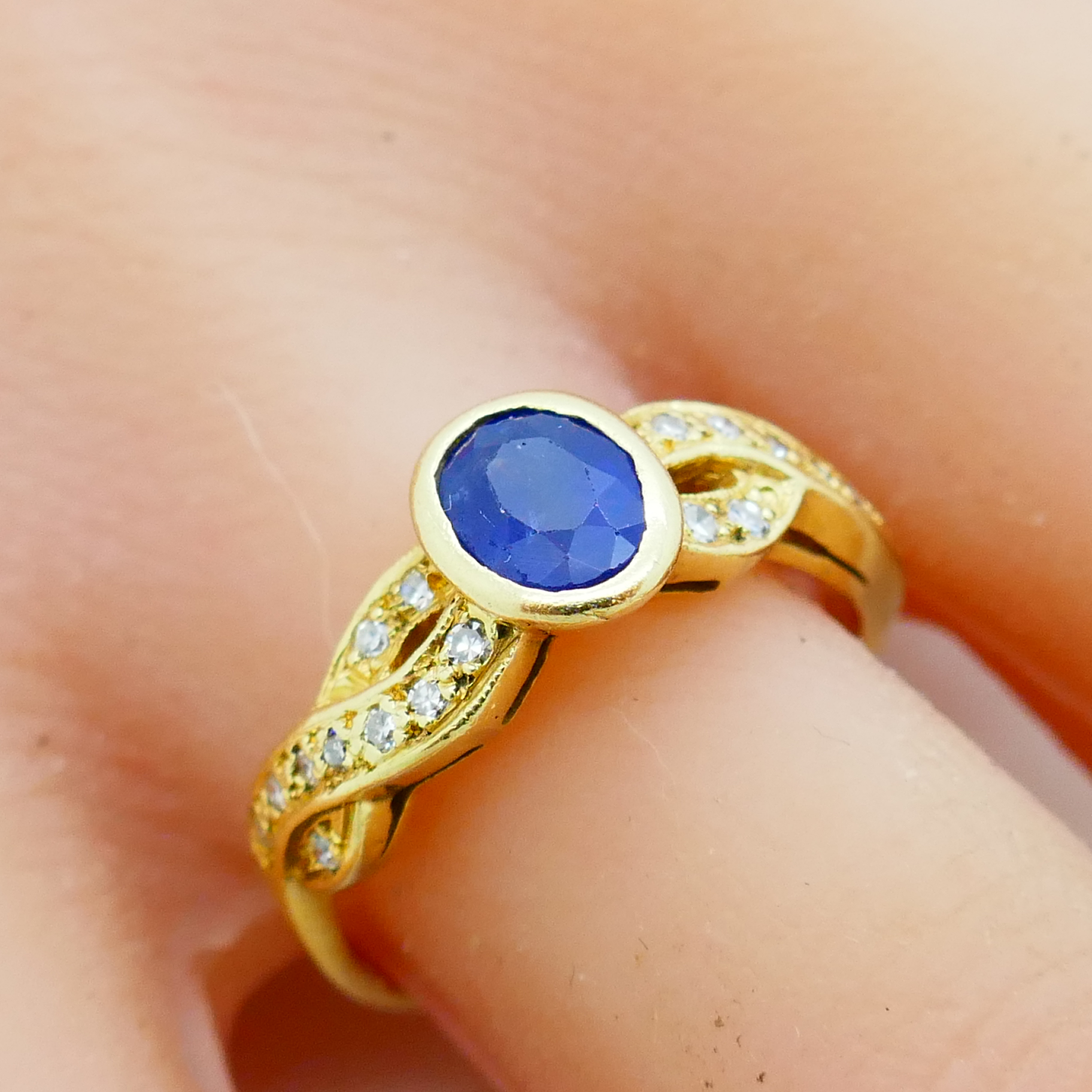 18kt Geelgouden ring met saffier en diamanten - Afbeelding 3