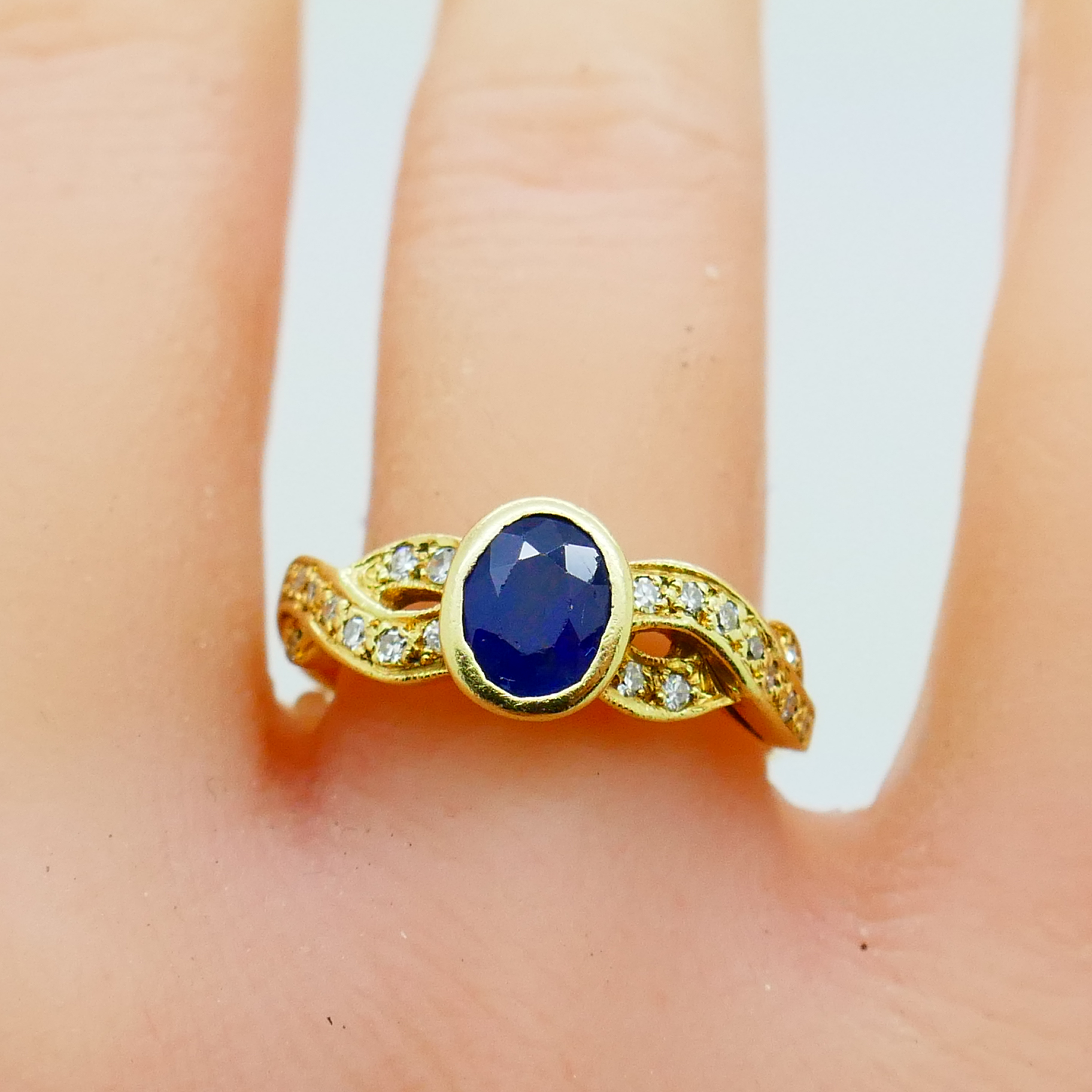 18kt Geelgouden ring met saffier en diamanten - Afbeelding 2