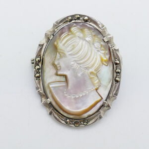 Vintage zilveren broche met camee in parelmoer
