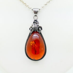 Vintage zilveren collier met grote Baltische barnsteen hanger